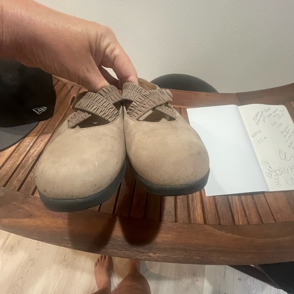 ROCKPORT Suede Upper Mary Jane flats. Tried on but never worn. NWOT no flaws - Picture 9 of 9